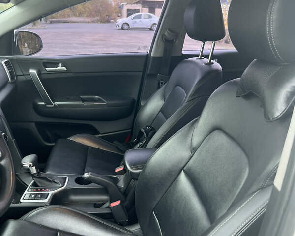 Белый Киа Sportage, объемом двигателя 1.7 л и пробегом 170 тыс. км за 16000 $, фото 12 на Automoto.ua