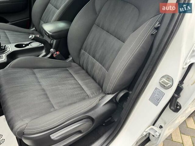 Киа Sportage 2016 в Николаеве на Automoto.ua Белый Киа Sportage, объемом двигателя 1.69 л и пробегом 130 тыс. км за 15700 $, фото 17 на Automoto.ua