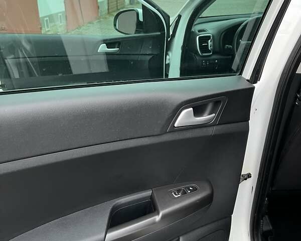 Белый Киа Sportage, объемом двигателя 1.69 л и пробегом 201 тыс. км за 14200 $, фото 9 на Automoto.ua