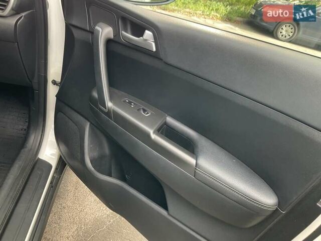 Белый Киа Sportage, объемом двигателя 2.4 л и пробегом 143 тыс. км за 12800 $, фото 17 на Automoto.ua