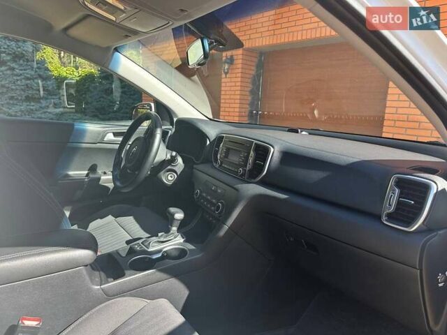 Белый Киа Sportage, объемом двигателя 2 л и пробегом 102 тыс. км за 18000 $, фото 9 на Automoto.ua