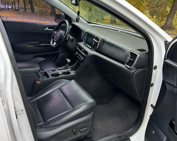 Білий Кіа Sportage, об'ємом двигуна 2 л та пробігом 167 тис. км за 19000 $, фото 22 на Automoto.ua