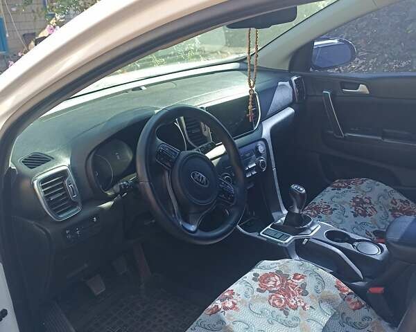 Білий Кіа Sportage, об'ємом двигуна 1.59 л та пробігом 131 тис. км за 14600 $, фото 5 на Automoto.ua