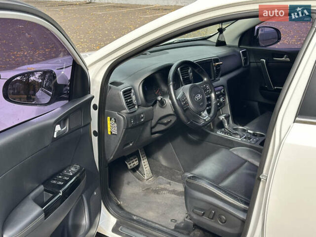 Білий Кіа Sportage, об'ємом двигуна 2 л та пробігом 167 тис. км за 19000 $, фото 17 на Automoto.ua