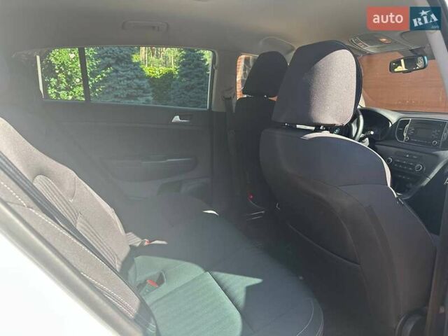 Белый Киа Sportage, объемом двигателя 2 л и пробегом 102 тыс. км за 18000 $, фото 10 на Automoto.ua
