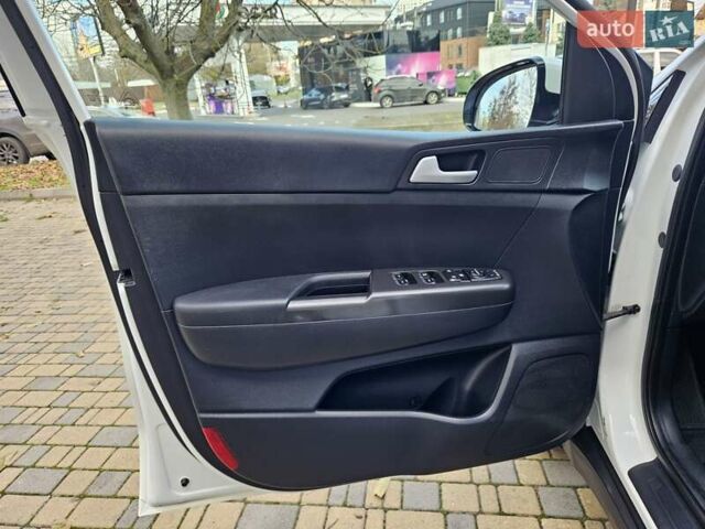 Белый Киа Sportage, объемом двигателя 1.69 л и пробегом 167 тыс. км за 15300 $, фото 38 на Automoto.ua