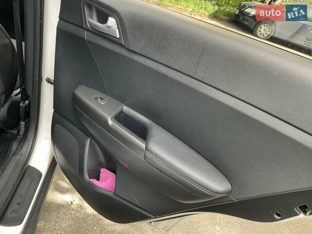 Белый Киа Sportage, объемом двигателя 2.4 л и пробегом 143 тыс. км за 12800 $, фото 11 на Automoto.ua