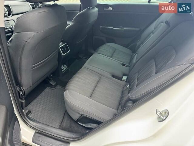 Киа Sportage 2016 в Николаеве на Automoto.ua Белый Киа Sportage, объемом двигателя 1.69 л и пробегом 130 тыс. км за 15700 $, фото 19 на Automoto.ua