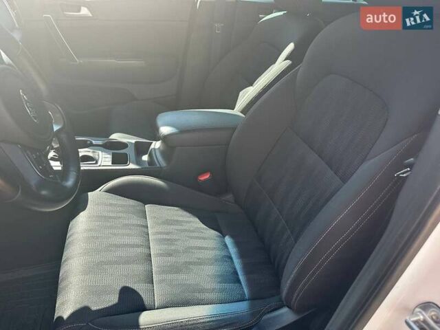 Белый Киа Sportage, объемом двигателя 2 л и пробегом 102 тыс. км за 18000 $, фото 8 на Automoto.ua