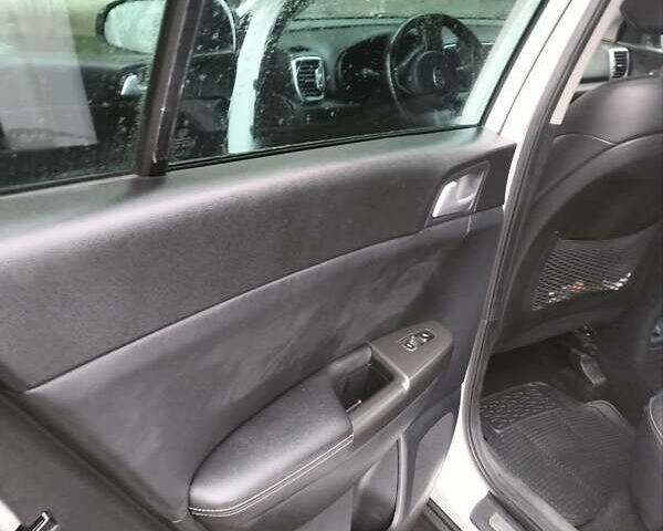 Білий Кіа Sportage, об'ємом двигуна 2 л та пробігом 97 тис. км за 15500 $, фото 16 на Automoto.ua