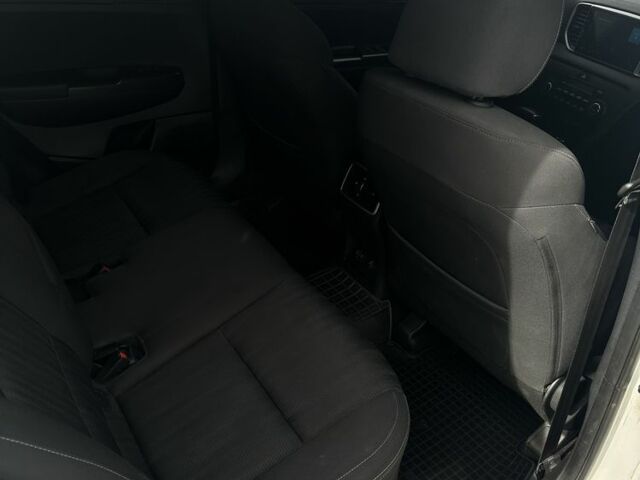 Білий Кіа Sportage, об'ємом двигуна 2 л та пробігом 150 тис. км за 17200 $, фото 5 на Automoto.ua