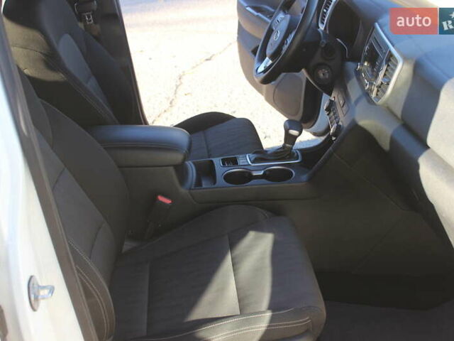 Білий Кіа Sportage, об'ємом двигуна 2 л та пробігом 222 тис. км за 13999 $, фото 18 на Automoto.ua