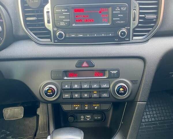 Білий Кіа Sportage, об'ємом двигуна 2 л та пробігом 134 тис. км за 16300 $, фото 6 на Automoto.ua