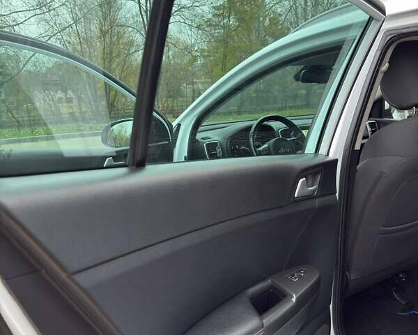 Белый Киа Sportage, объемом двигателя 2 л и пробегом 227 тыс. км за 15950 $, фото 23 на Automoto.ua
