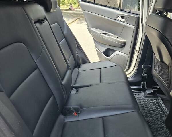 Білий Кіа Sportage, об'ємом двигуна 2 л та пробігом 134 тис. км за 18500 $, фото 11 на Automoto.ua
