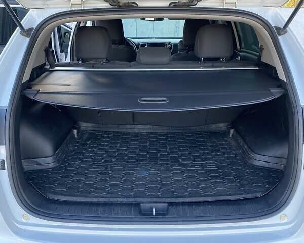 Білий Кіа Sportage, об'ємом двигуна 1.7 л та пробігом 180 тис. км за 16000 $, фото 9 на Automoto.ua