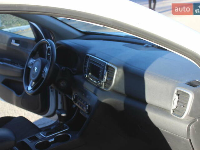 Білий Кіа Sportage, об'ємом двигуна 2 л та пробігом 222 тис. км за 13999 $, фото 17 на Automoto.ua