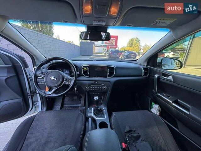 Киа Sportage 2017 в Черкассах на Automoto.ua Белый Киа Sportage, объемом двигателя 1.59 л и пробегом 83 тыс. км за 16700 $, фото 11 на Automoto.ua