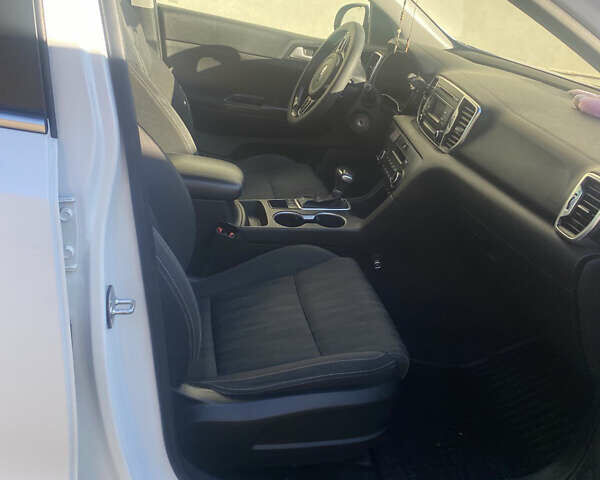 Киа Sportage 2017 в Ивано-Франковске на Automoto.ua Белый Киа Sportage, объемом двигателя 1.69 л и пробегом 210 тыс. км за 17500 $, фото 12 на Automoto.ua