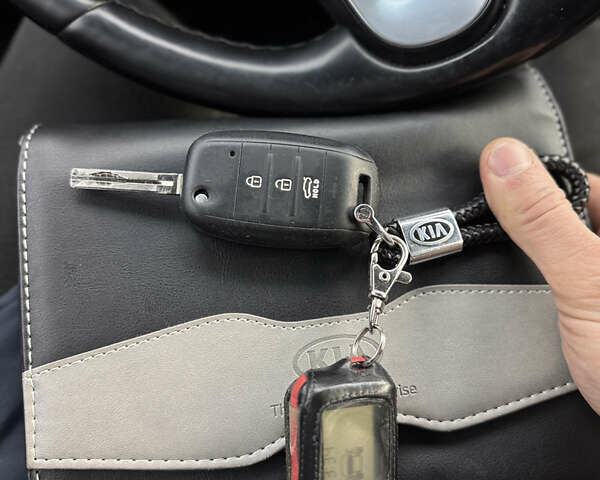 Белый Киа Sportage, объемом двигателя 1.69 л и пробегом 84 тыс. км за 17500 $, фото 6 на Automoto.ua