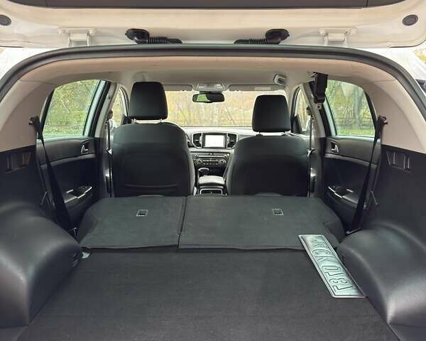 Белый Киа Sportage, объемом двигателя 2 л и пробегом 227 тыс. км за 15950 $, фото 9 на Automoto.ua