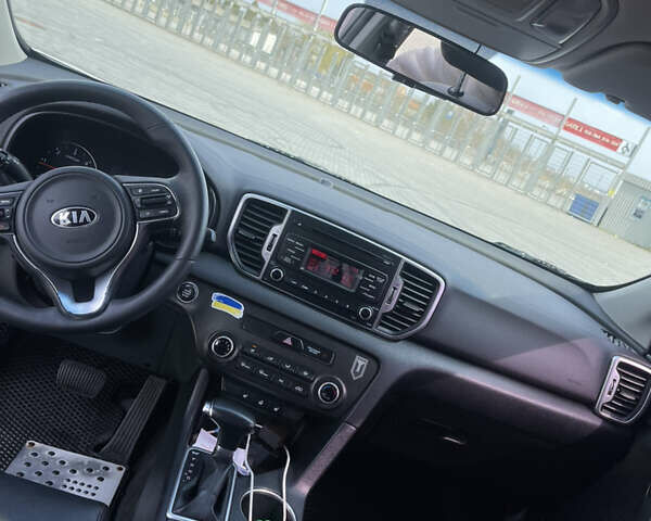 Киа Sportage 2017 в Львове на Automoto.ua Белый Киа Sportage, объемом двигателя 2 л и пробегом 195 тыс. км за 18250 $, фото 11 на Automoto.ua