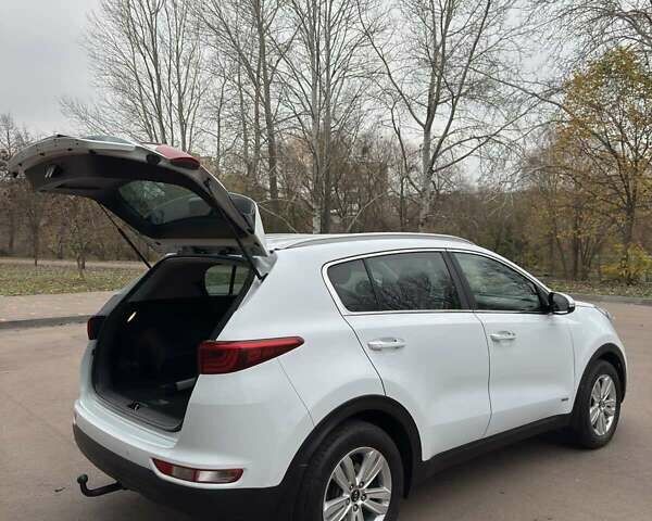 Белый Киа Sportage, объемом двигателя 2 л и пробегом 227 тыс. км за 15950 $, фото 6 на Automoto.ua