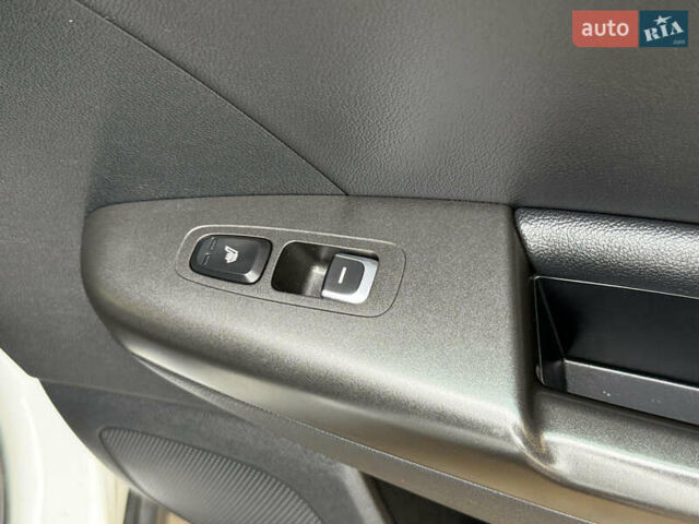 Белый Киа Sportage, объемом двигателя 2 л и пробегом 40 тыс. км за 16999 $, фото 10 на Automoto.ua