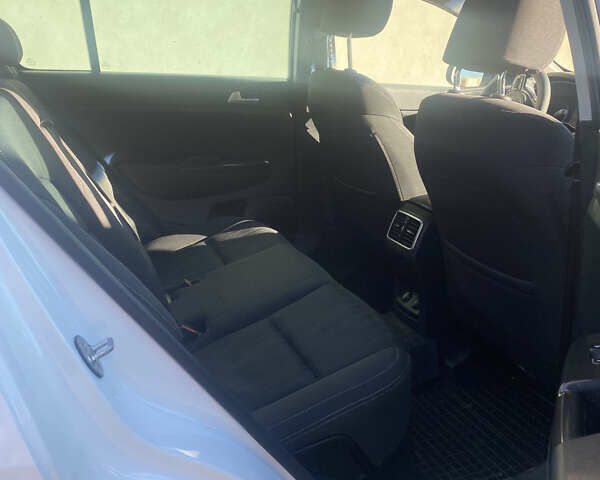 Киа Sportage 2017 в Ивано-Франковске на Automoto.ua Белый Киа Sportage, объемом двигателя 1.69 л и пробегом 210 тыс. км за 17500 $, фото 6 на Automoto.ua