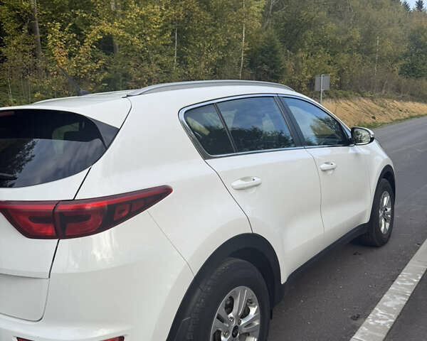 Білий Кіа Sportage, об'ємом двигуна 2 л та пробігом 142 тис. км за 17200 $, фото 4 на Automoto.ua