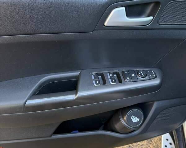 Білий Кіа Sportage, об'ємом двигуна 2 л та пробігом 88 тис. км за 19200 $, фото 22 на Automoto.ua