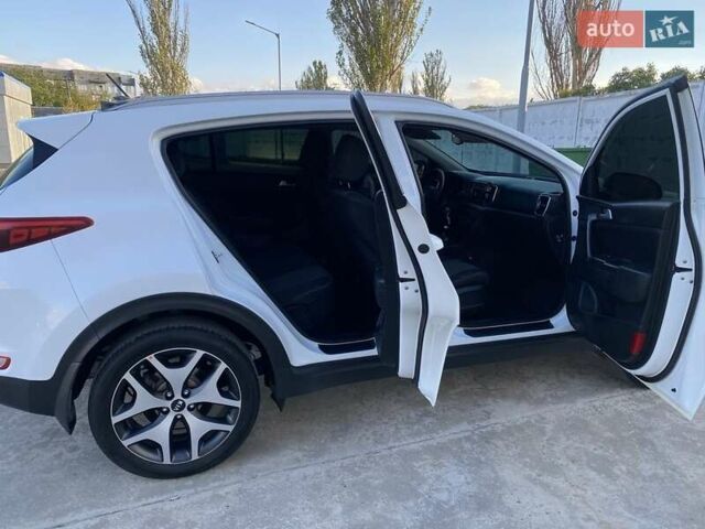 Білий Кіа Sportage, об'ємом двигуна 1.7 л та пробігом 180 тис. км за 16000 $, фото 6 на Automoto.ua