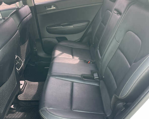 Киа Sportage 2017 в Львове на Automoto.ua Белый Киа Sportage, объемом двигателя 2 л и пробегом 195 тыс. км за 18250 $, фото 10 на Automoto.ua