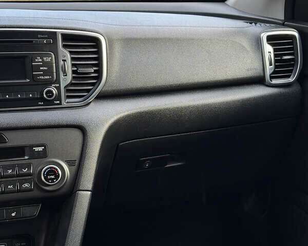 Білий Кіа Sportage, об'ємом двигуна 2 л та пробігом 142 тис. км за 17200 $, фото 9 на Automoto.ua