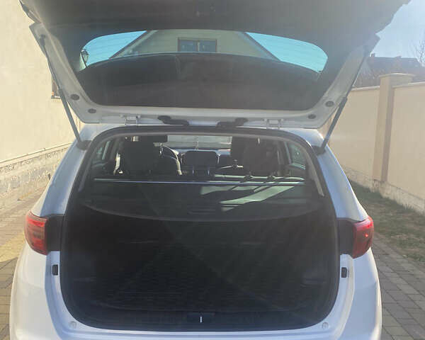 Киа Sportage 2017 в Ивано-Франковске на Automoto.ua Белый Киа Sportage, объемом двигателя 1.69 л и пробегом 210 тыс. км за 17500 $, фото 5 на Automoto.ua