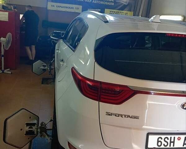 Белый Киа Sportage, объемом двигателя 2 л и пробегом 227 тыс. км за 16450 $, фото 5 на Automoto.ua