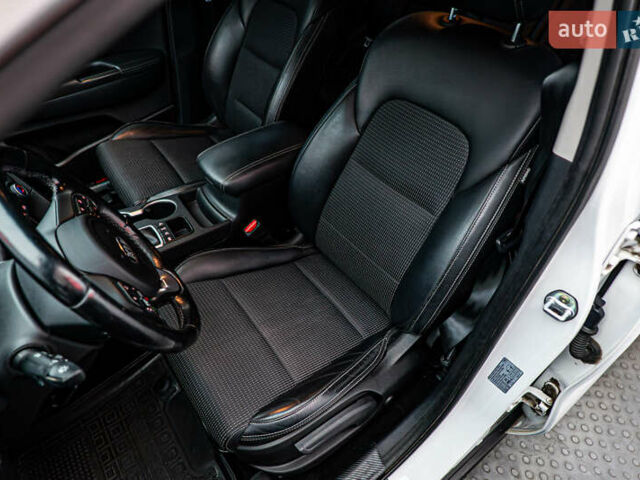 Белый Киа Sportage, объемом двигателя 2 л и пробегом 134 тыс. км за 18181 $, фото 8 на Automoto.ua