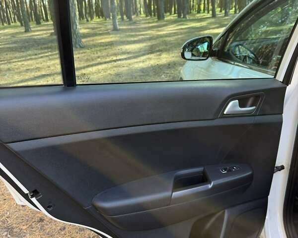 Білий Кіа Sportage, об'ємом двигуна 2 л та пробігом 88 тис. км за 19200 $, фото 18 на Automoto.ua