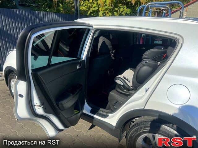 Білий Кіа Sportage, об'ємом двигуна 1.7 л та пробігом 102 тис. км за 16000 $, фото 3 на Automoto.ua