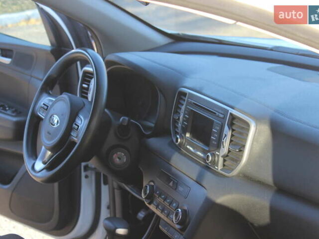 Білий Кіа Sportage, об'ємом двигуна 2 л та пробігом 222 тис. км за 13999 $, фото 16 на Automoto.ua