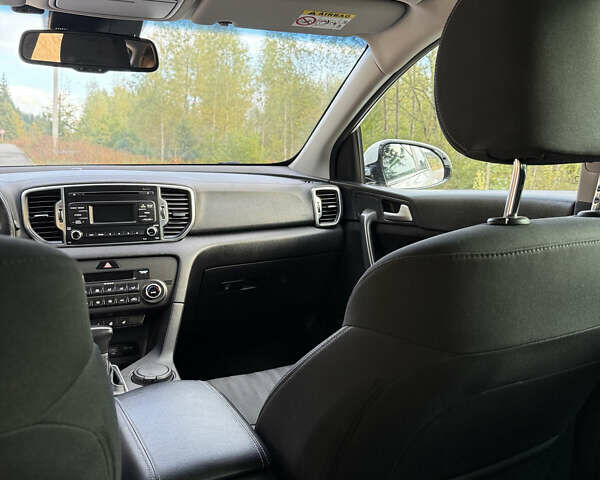 Білий Кіа Sportage, об'ємом двигуна 2 л та пробігом 142 тис. км за 17200 $, фото 10 на Automoto.ua