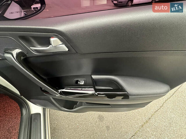 Белый Киа Sportage, объемом двигателя 2 л и пробегом 157 тыс. км за 20500 $, фото 29 на Automoto.ua