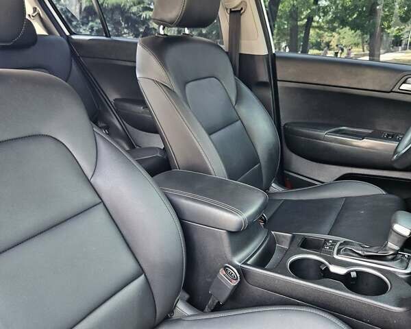 Білий Кіа Sportage, об'ємом двигуна 2 л та пробігом 134 тис. км за 18500 $, фото 13 на Automoto.ua