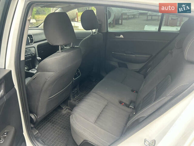 Киа Sportage 2017 в Львове на Automoto.ua Белый Киа Sportage, объемом двигателя 1.7 л и пробегом 144 тыс. км за 15500 $, фото 9 на Automoto.ua