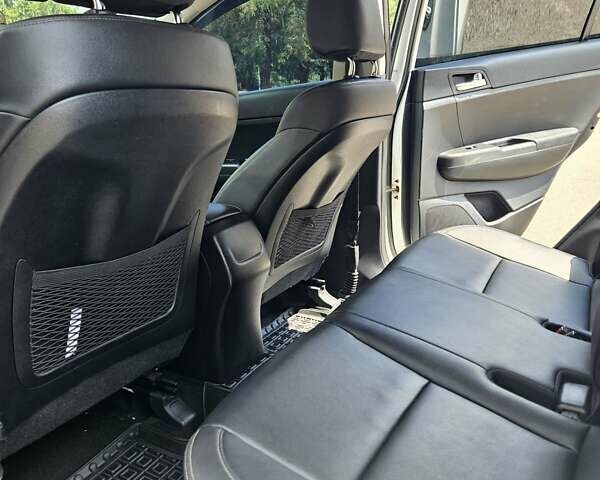 Білий Кіа Sportage, об'ємом двигуна 2 л та пробігом 134 тис. км за 18500 $, фото 9 на Automoto.ua