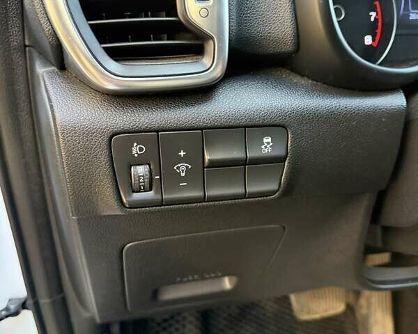 Білий Кіа Sportage, об'ємом двигуна 2 л та пробігом 88 тис. км за 19200 $, фото 24 на Automoto.ua