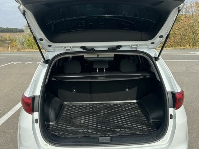 Білий Кіа Sportage, об'ємом двигуна 2 л та пробігом 150 тис. км за 17200 $, фото 7 на Automoto.ua