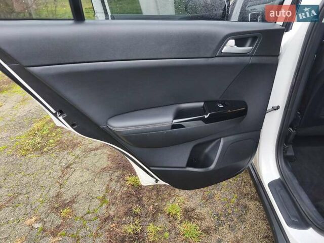 Білий Кіа Sportage, об'ємом двигуна 2.4 л та пробігом 77 тис. км за 17900 $, фото 41 на Automoto.ua