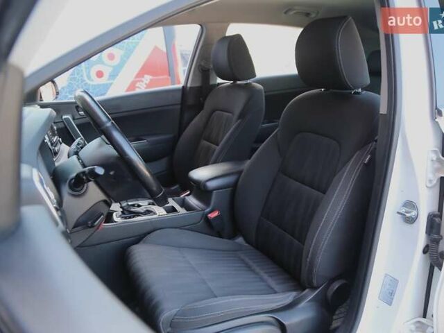 Белый Киа Sportage, объемом двигателя 1.69 л и пробегом 162 тыс. км за 17900 $, фото 8 на Automoto.ua