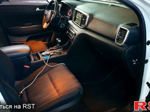 Білий Кіа Sportage, об'ємом двигуна 1.6 л та пробігом 72 тис. км за 18000 $, фото 6 на Automoto.ua